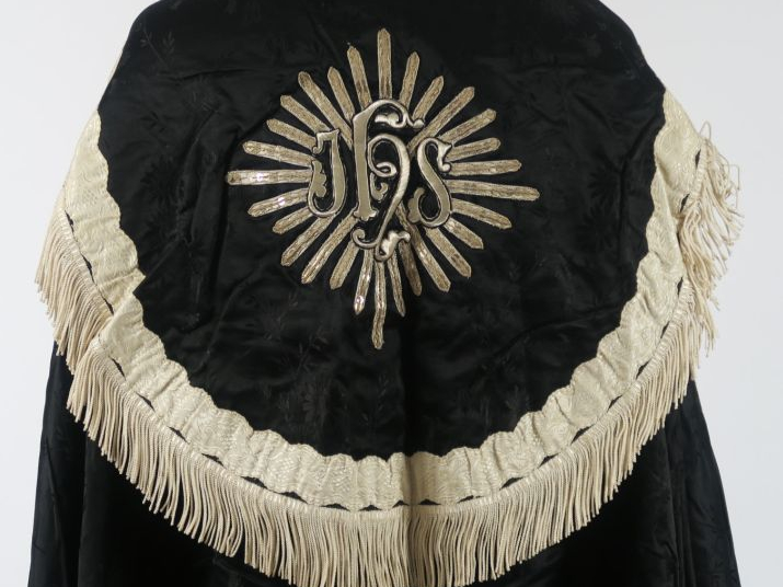 Très belle chape de deuil fin XIXème - début XXème, étoffe façonnée no