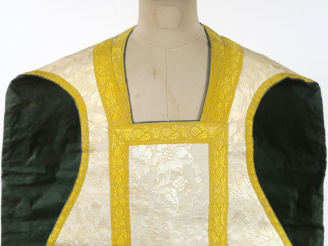 Vente aux enchères Très bel ornement blanc fin XXIXème. Comprenant : - une chasuble - un 