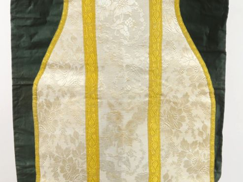 Très bel ornement blanc fin XXIXème. Comprenant : - une chasuble - un 
