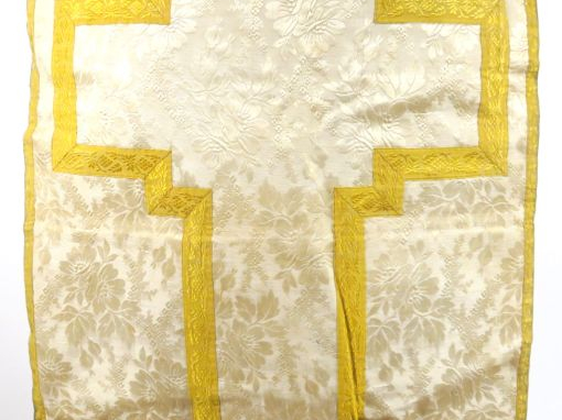 Très bel ornement blanc fin XXIXème. Comprenant : - une chasuble - un 