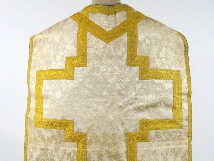 Très bel ornement blanc fin XXIXème. Comprenant : - une chasuble - un 
