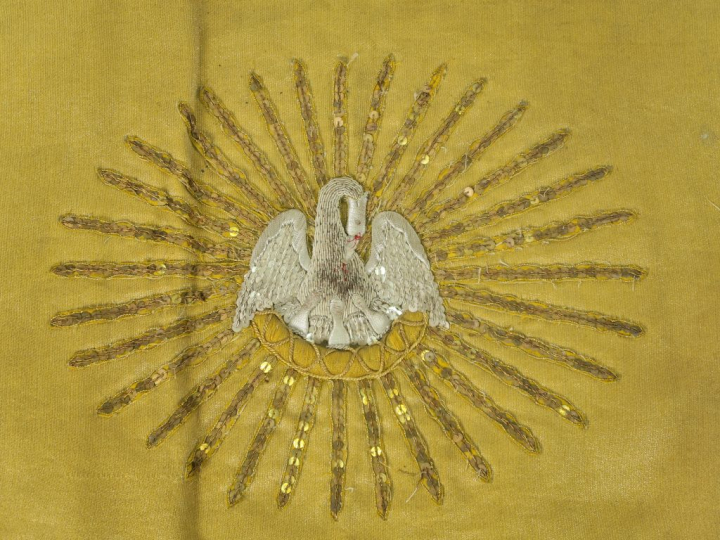 Devant d’autel ou antependium  XIXème.   Fond drap d’or, brodé d’or, à