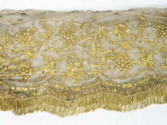 Vente aux enchères Antependium en tulle, belle broderie de lames dorées, à décor de pampr