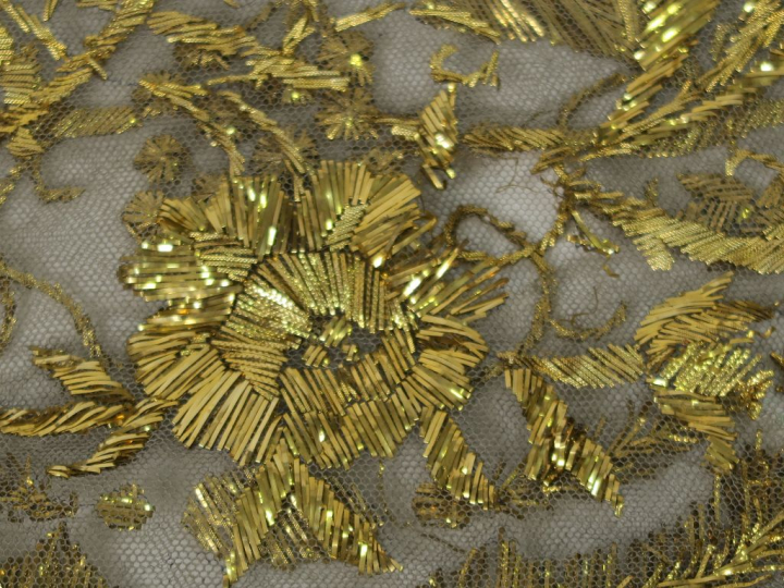 Antependium en tulle, belle broderie de lames dorées, à décor de pampr