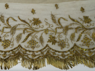 Vente aux enchères Antependium en tulle. Belle  broderie de lames dorées à décor de pampr