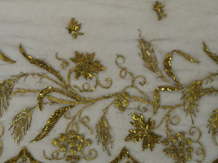Antependium en tulle. Belle  broderie de lames dorées à décor de pampr