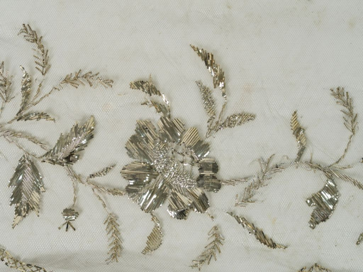 Antependium en tulle. Belle  broderie de lames argentées, à décor flor