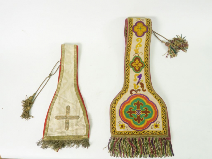 Lot comprenant plusieurs pièces dépareillées manipules, étole, et voil