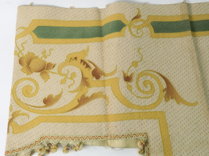 Encadrement de porte XIXème, broderie d’application. Bel état d’usage.