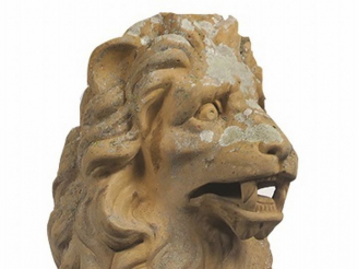 Vente aux enchères Paire de lions en terre cuite. Fin XVIIIème - Début XIXème. H. 82 c m 