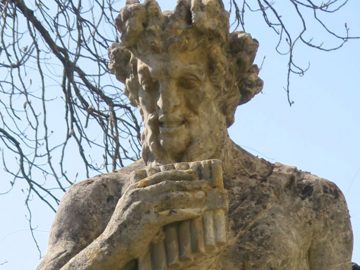 Deux importants termes d’une même série en pierre reconstituée représe