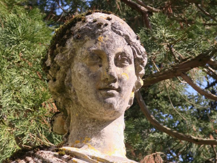 Deux importants termes d’une même série en pierre reconstituée représe