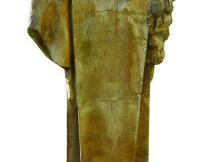 Deux importants termes d’une même série en pierre reconstituée représe