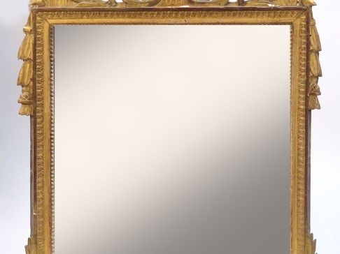 Glace Louis XVI en bois sculpté et doré, à décor de perles et de rais 