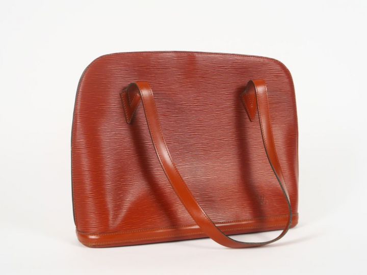 Louis VUITTON. Sac à main en cuir marron, monogrammé. Dim. 30 x 40 cm