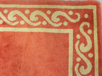 Vente aux enchères Tapis années 40 en laine, à décor en bordure d'arabesques beiges sur f