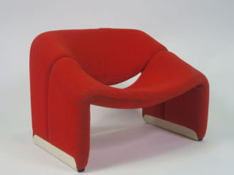 Vente aux enchères Pierre PAULIN. Fauteuil "Groovy". Garniture de tissu rouge.