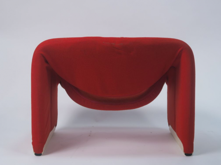 Pierre PAULIN. Fauteuil "Groovy". Garniture de tissu rouge.