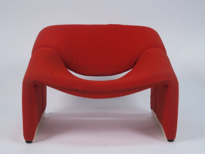 Pierre PAULIN. Fauteuil "Groovy". Garniture de tissu rouge.