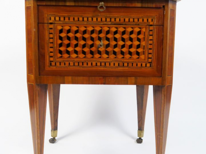 Petite commode Louis XVI en marqueterie, à décor cubes sur les quatre 
