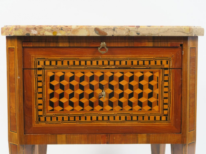 Petite commode Louis XVI en marqueterie, à décor cubes sur les quatre 