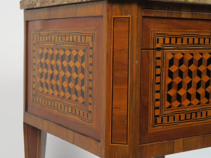 Petite commode Louis XVI en marqueterie, à décor cubes sur les quatre 