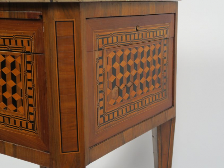 Petite commode Louis XVI en marqueterie, à décor cubes sur les quatre 