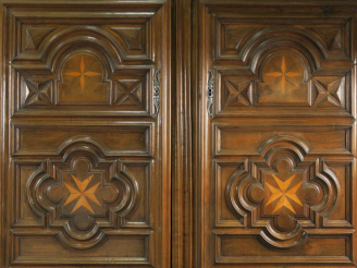 Vente aux enchères Grande armoire Louis XIII en noyer mouluré, à décor marqueté d'étoiles