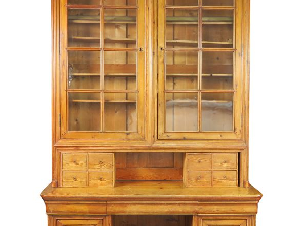 Grand bureau bibliothèque en pin, ouvrant à deux portes vitrées et hui