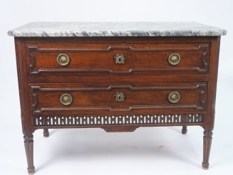 Vente aux enchères Commode Louis XVI en noyer mouluré et sculpté sur les trois faces, ouv