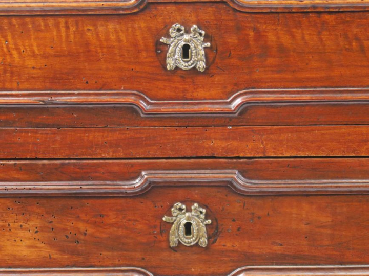 Commode Louis XVI en noyer mouluré et sculpté sur les trois faces, ouv