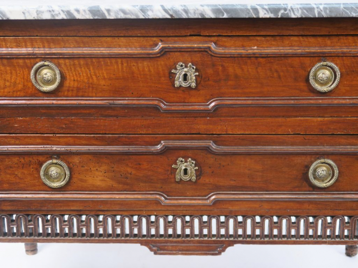 Commode Louis XVI en noyer mouluré et sculpté sur les trois faces, ouv