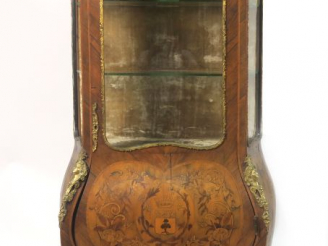 Vente aux enchères Vitrine Napoléon III de style Louis XV en marqueterie sur fond de pali