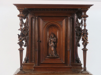 Vente aux enchères Crédence de style Henri II en noyer mouluré et sculpté, à décor de per