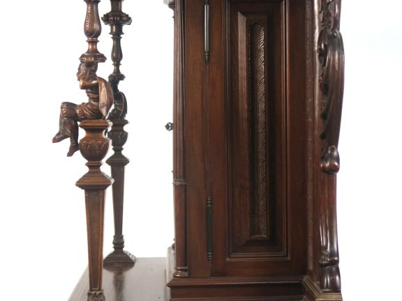 Crédence de style Henri II en noyer mouluré et sculpté, à décor de per