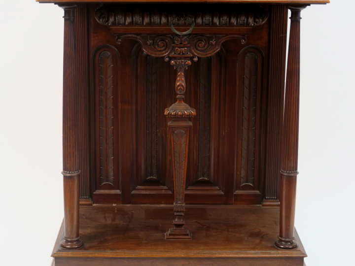 Crédence de style Henri II en noyer mouluré et sculpté, à décor de per