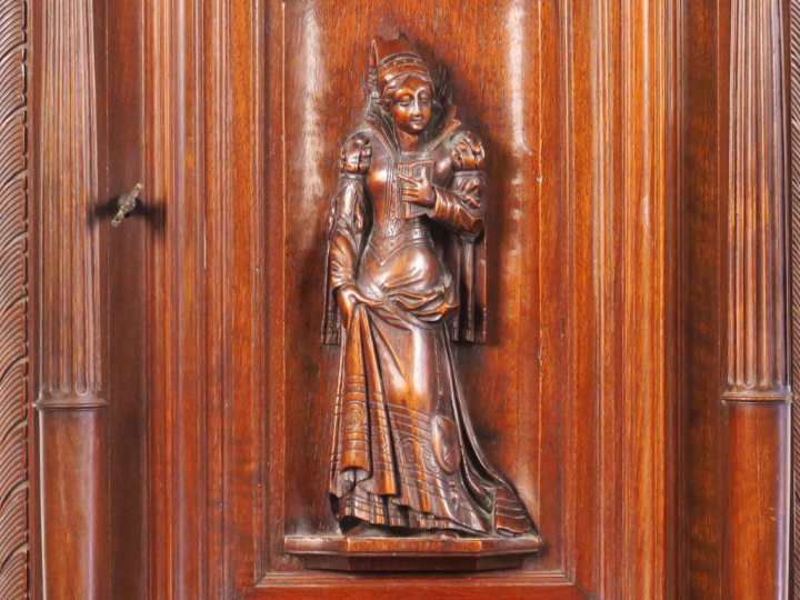 Crédence de style Henri II en noyer mouluré et sculpté, à décor de per