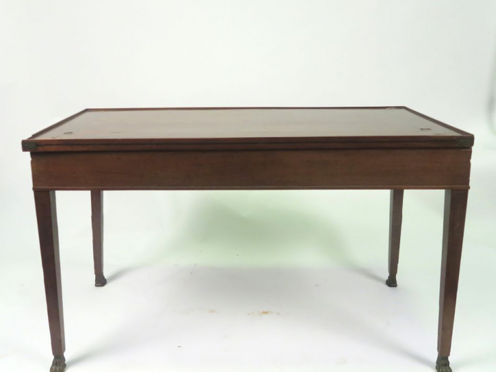 Table Tric-Trac début XIXème en acajou et placage d'acajou, pieds grif