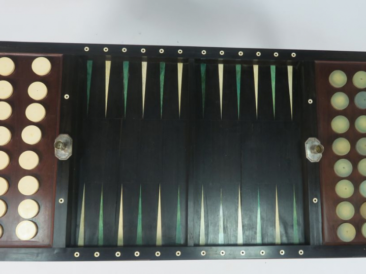 Table Tric-Trac début XIXème en acajou et placage d'acajou, pieds grif