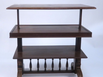 Vente aux enchères Paire de dessertes XIXème en acajou, trois plateaux à système.