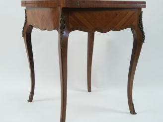 Vente aux enchères Table à jeu de style Louis XV dite "portefeuille" en bois de placage, 