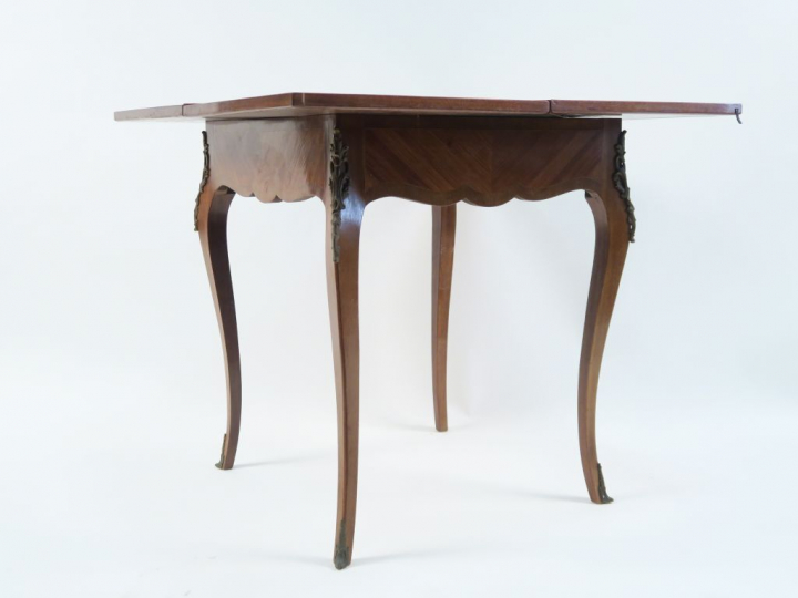 Table à jeu de style Louis XV dite "portefeuille" en bois de placage, 