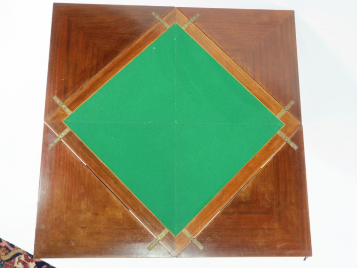 Table à jeu de style Louis XV dite "portefeuille" en bois de placage, 