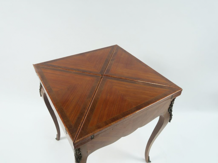 Table à jeu de style Louis XV dite "portefeuille" en bois de placage, 