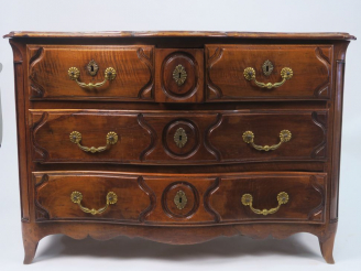 Vente aux enchères Commode Louis XV en noyer mouluré, façade mouvementée, pieds avant cam