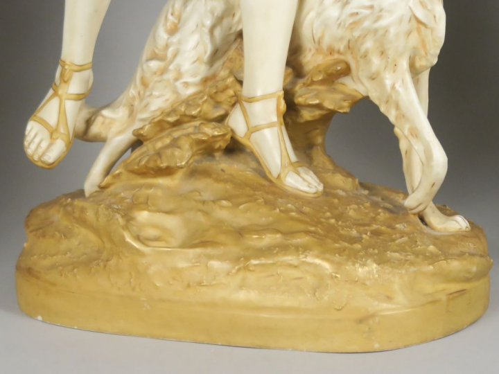 ROYAL DUX.  Sculpture en porcelaine blanc crème et dorée "Diane chasse