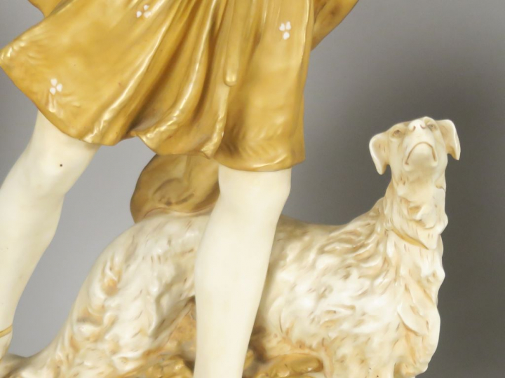ROYAL DUX.  Sculpture en porcelaine blanc crème et dorée "Diane chasse