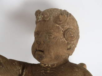 Vente aux enchères Paire d'anges XIXème en bois naturel sculpté.  H. 74 cm  (accidents et