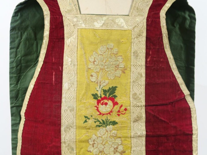 Lot comprenant une chasuble et son manipule XIXème. Fond velours de so