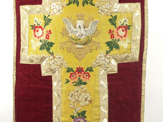 Lot comprenant une chasuble et son manipule XIXème. Fond velours de so